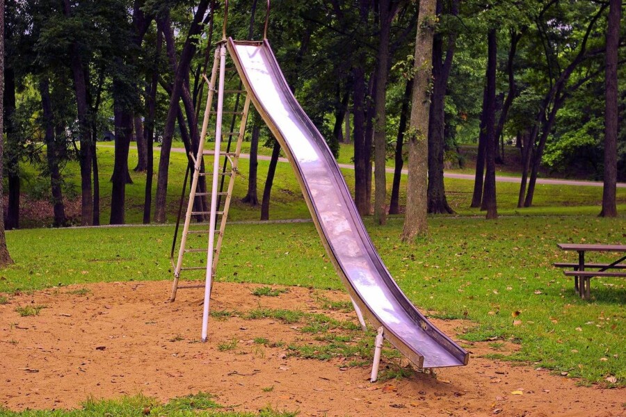 Jak zbudować zjeżdżalnię dla dzieci w ogrodzie?